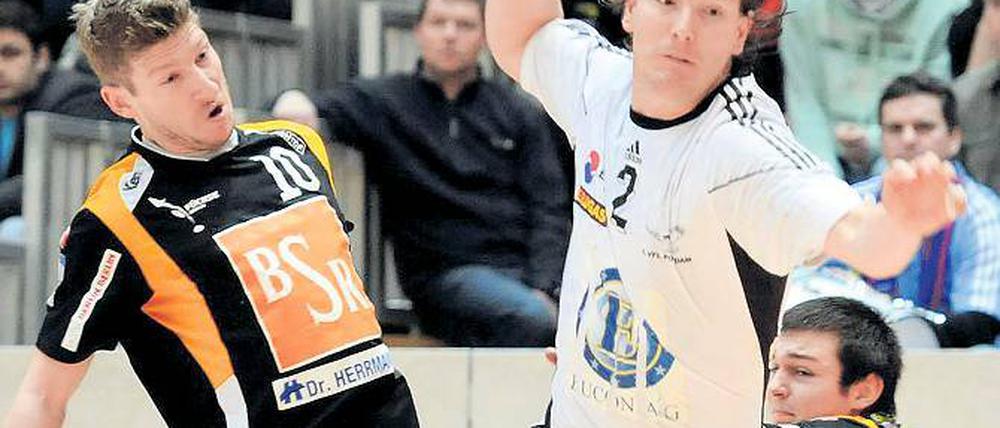 Wieder nicht dabei. Der Zwei-Meter-Mann Victor Pohlack fällt bereits seit Wochen wegen eines Bandscheibenvorfalls aus und muss auch das letzte Spiel von der Bühne aus verfolgen.