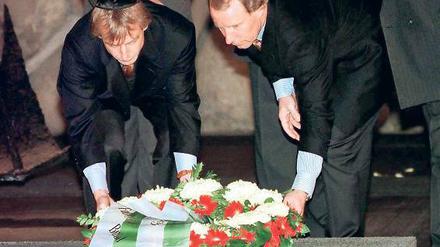 Stilles Gedenken. Jürgen Klinsmann (l.) und der damalige Bundestrainer Berti Vogts 1997 in Yad Vashem.
