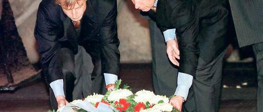 Stilles Gedenken. Jürgen Klinsmann (l.) und der damalige Bundestrainer Berti Vogts 1997 in Yad Vashem.
