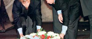 Stilles Gedenken. Jürgen Klinsmann (l.) und der damalige Bundestrainer Berti Vogts 1997 in Yad Vashem.