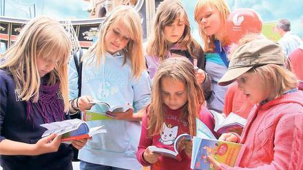 Erstes Schmökern. Schüler studieren den neuen Familienpass.
