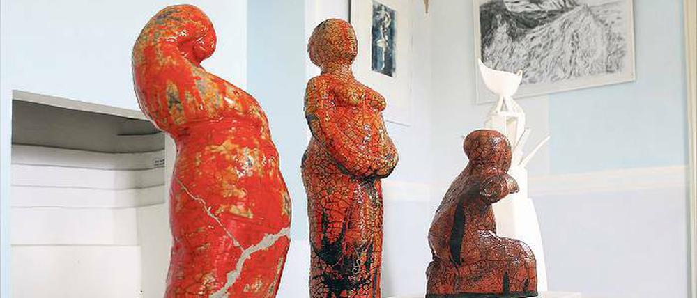 Figuren wie auf dem Altar. „Die Aufblühende“, „Die Fruchttragende“ und „Die Weisheit“ (v.l.) nennt die Potsdamer Künstlerin Rapunzel Bräutigam ihre Ausstellungsstücke.