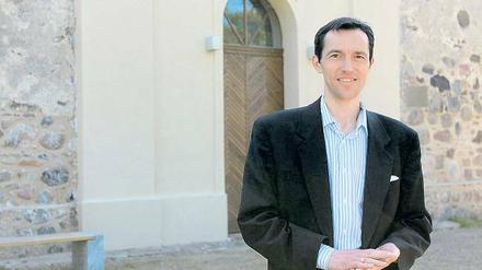 Prinz und Seelsorger: Philip Kiril von Preußen vor der Langerwischer Kirche.