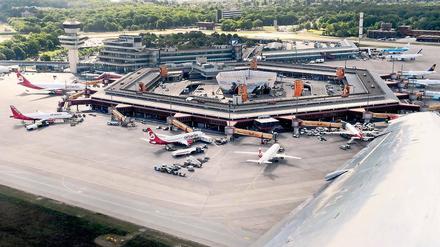 Es wird eng. Das Terminal des Flughafens Berlin-Tegel „Otto Lilienthal“ (TXL). Da sich die Eröffnung des neuen Hauptstadtflughafens Berlin Brandenburg Willy Brandt (BER) verzögert, bleibt Tegel noch länger geöffnet und kommt an seine Grenzen.