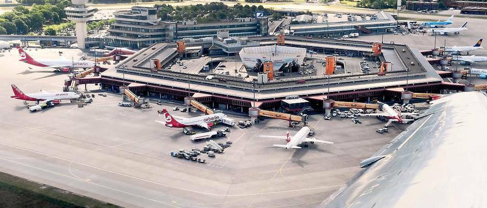 Es wird eng. Das Terminal des Flughafens Berlin-Tegel „Otto Lilienthal“ (TXL). Da sich die Eröffnung des neuen Hauptstadtflughafens Berlin Brandenburg Willy Brandt (BER) verzögert, bleibt Tegel noch länger geöffnet und kommt an seine Grenzen.