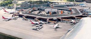 Es wird eng. Das Terminal des Flughafens Berlin-Tegel „Otto Lilienthal“ (TXL). Da sich die Eröffnung des neuen Hauptstadtflughafens Berlin Brandenburg Willy Brandt (BER) verzögert, bleibt Tegel noch länger geöffnet und kommt an seine Grenzen.