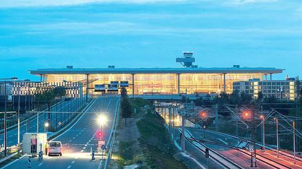 Über diesen Dächern ist Ruh’ – noch. Wenn der Flughafen in Schönefeld irgendwann eröffnet werden wird, dann möchten viele Anwohner und die Anlieger in den An- und Abflugschneisen gern weiter ruhig schlafen können – daher fordern sie ein ausgeweitetes Nachtflugverbot.