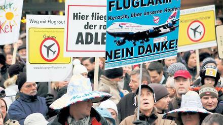 Einladung zum Probewohnen. Anwohner rund um den neuen Flughafen BER fühlen sich von der Politik allein gelassen.