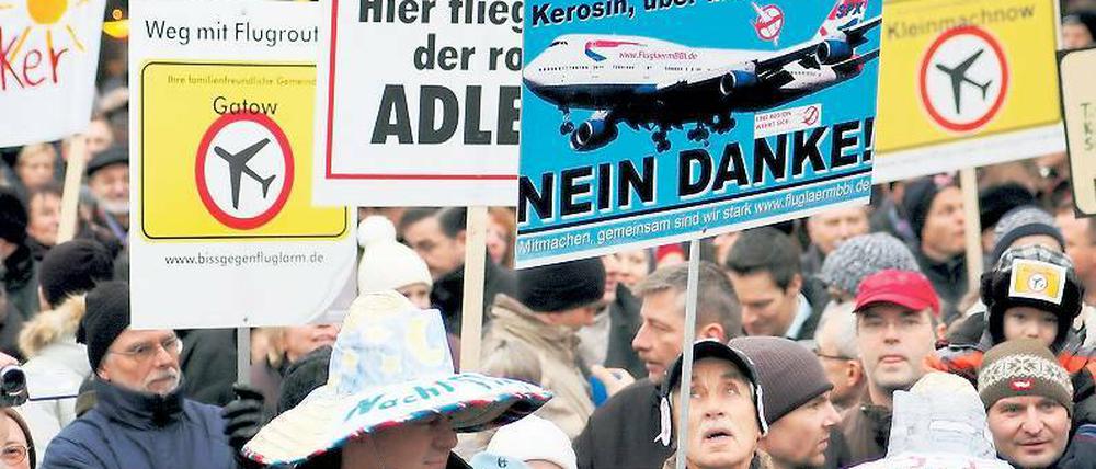 Einladung zum Probewohnen. Anwohner rund um den neuen Flughafen BER fühlen sich von der Politik allein gelassen.