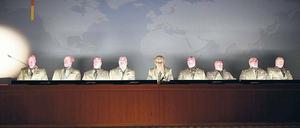 In Selbstzerknirschung. Die Herren des hoffnungslos aufgeblähten Parteiapparates der DDR konnten den Wandel nicht wahrhaben. Sie erkannten ihren Untergang selbst dann nicht, als das Volk gegen sie aufstand. Hier die Premiere des Theaterstückes „Das Ende der SED“ im Auswärtigen Amt.