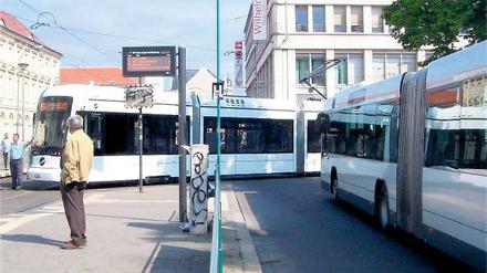 Blockiert: Eine liegengebliebene Tram blockierte mehrere Buslinien.