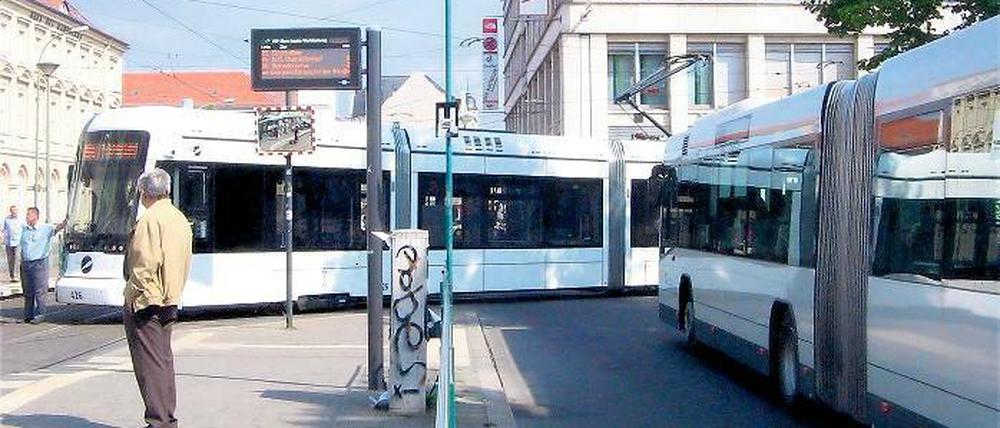 Blockiert: Eine liegengebliebene Tram blockierte mehrere Buslinien.