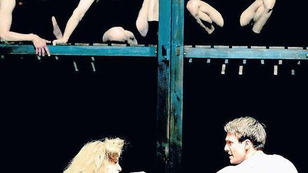 Was willst Du? Das fragt Friedrich Wetter, Graf vom Strahl (Dennis Herrmann) das Käthchen (Friederike Walke) immer wieder. Doch das antwortet ganz ehrlich: „Da fragst du mich zuviel.“