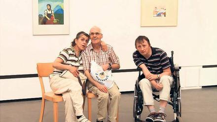 Weltsichten. Werke unter anderem von Regina Hofmann und Detlef von Dossow (M.) sind noch bis zum morgigen Sonntag in der Ausstellung „über die welt“ anlässlich des Jubiläums des Diakonischen Werks im Kunstraum des Waschhauses zu sehen. Die Schau zeigt Kunst, die Menschen mit Behinderungen geschaffen haben.