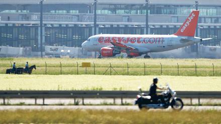 Alle in Bewegung. Soll bitte keiner sagen, der neue Flughafen sei nicht schon jetzt ein hochfrequentierter Verkehrsknoten – es kommt halt nur auf den Blickwinkel und die Verkehrsmittel an.