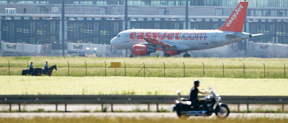 Alle in Bewegung. Soll bitte keiner sagen, der neue Flughafen sei nicht schon jetzt ein hochfrequentierter Verkehrsknoten – es kommt halt nur auf den Blickwinkel und die Verkehrsmittel an.