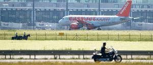 Alle in Bewegung. Soll bitte keiner sagen, der neue Flughafen sei nicht schon jetzt ein hochfrequentierter Verkehrsknoten – es kommt halt nur auf den Blickwinkel und die Verkehrsmittel an.