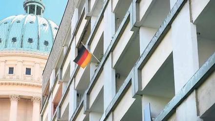 Schattendasein. Praktisch seit der Wende steht der Wohnblock Am Alten Markt 10 zur Disposition. Einander widersprechende Beschlüsse der Stadtverordneten haben die Emotionen nun erneut hochkochen lassen.