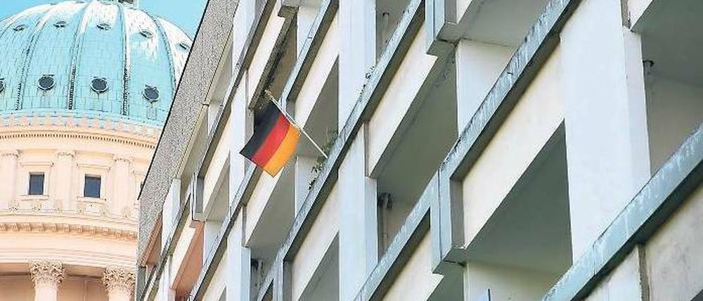 Schattendasein. Praktisch seit der Wende steht der Wohnblock Am Alten Markt 10 zur Disposition. Einander widersprechende Beschlüsse der Stadtverordneten haben die Emotionen nun erneut hochkochen lassen.