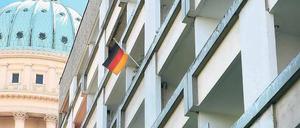 Schattendasein. Praktisch seit der Wende steht der Wohnblock Am Alten Markt 10 zur Disposition. Einander widersprechende Beschlüsse der Stadtverordneten haben die Emotionen nun erneut hochkochen lassen.