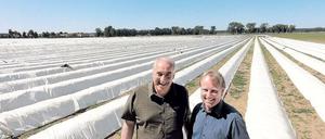 Beide Folienfans. Ernst-August Winkelmann (l.) und Jürgen Schulze in Klaistow.