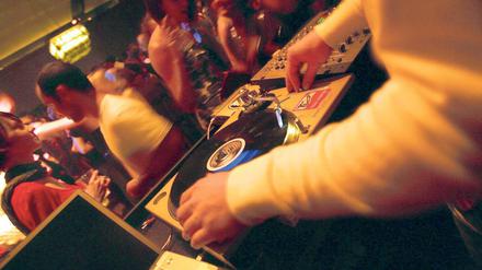 Untergrundmusik. Wenn der Sound ertönt wollen auch die Musiker mitverdienen. Clubs drohen nun erhebliche Mehrausgaben.