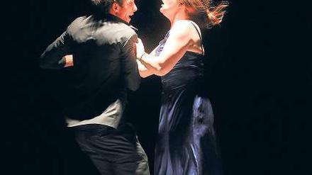 Der Mensch in Ausnahmesituationen. Wie hier Don Carlos (Dennis Herrmann) und Prinzessin von Eboli (Meike Finck) in Schillers „Don Carlos“, der auch in der kommenden Spielzeit wieder im Hans Otto Theater zu erleben ist.