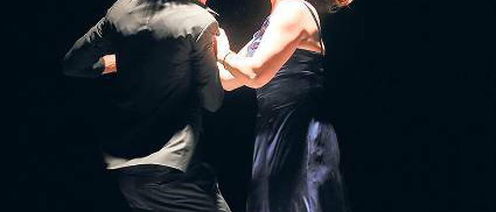 Der Mensch in Ausnahmesituationen. Wie hier Don Carlos (Dennis Herrmann) und Prinzessin von Eboli (Meike Finck) in Schillers „Don Carlos“, der auch in der kommenden Spielzeit wieder im Hans Otto Theater zu erleben ist.
