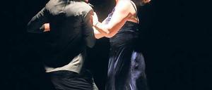 Der Mensch in Ausnahmesituationen. Wie hier Don Carlos (Dennis Herrmann) und Prinzessin von Eboli (Meike Finck) in Schillers „Don Carlos“, der auch in der kommenden Spielzeit wieder im Hans Otto Theater zu erleben ist.
