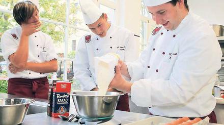 Hübsch anzuschauen, aber oft ein Knochenjob. Koch ist einer der nachgefragtesten Ausbildungsberufe, in Potsdam sind derzeit mehrere Lehrstellen im Angebot.