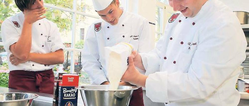 Hübsch anzuschauen, aber oft ein Knochenjob. Koch ist einer der nachgefragtesten Ausbildungsberufe, in Potsdam sind derzeit mehrere Lehrstellen im Angebot.