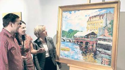 Stolzer Blick auf das Prunkstück. Ines Schulz, Jutta Götzmann und Markus Wicke (v.r.n.l.) vor dem Gemälde von Philipp Franck mit dem restaurierten Schmuckrahmen.