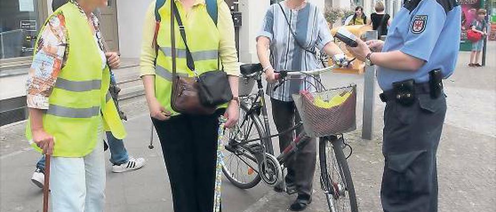 Gehwege sind zum Gehen da. Für mehr Verständnis dieser einfachen Wahrheit setzten sich am Montag Hannelore Mehls und Stefanie Seidelvom Behindertenbeirat sowie Petra Hildebrand vom ADFC ein (v.l.). Unterstützt wurden sie von Obermeister Jonny Höhne.
