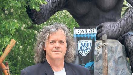 Starke Marken. SVB-Aufsichtsratschef Friedhelm Schatz im Filmpark Babelsberg vor einer großen King-Kong-Figur und dem Logo des Fußball-Drittligisten Babelsberg 03.