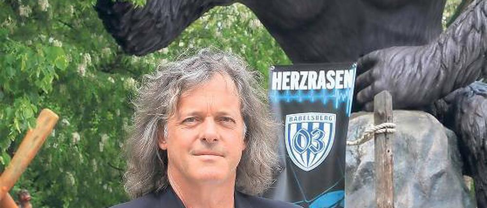 Starke Marken. SVB-Aufsichtsratschef Friedhelm Schatz im Filmpark Babelsberg vor einer großen King-Kong-Figur und dem Logo des Fußball-Drittligisten Babelsberg 03.