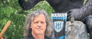 Starke Marken. SVB-Aufsichtsratschef Friedhelm Schatz im Filmpark Babelsberg vor einer großen King-Kong-Figur und dem Logo des Fußball-Drittligisten Babelsberg 03.