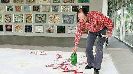 Arne Hajek malte im Pavillon während der Finissage Sinfonien.