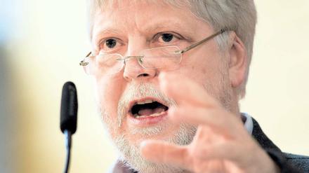 Streicht er? Finanzminister Helmut Markov (l.) will die Zahl der Landesbediensteten verringern.