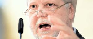 Streicht er? Finanzminister Helmut Markov (l.) will die Zahl der Landesbediensteten verringern.