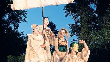 Tusch, Rauch, Gebüsch. Das Berliner Hexenkessel Hoftheater hat mit Voltaires „Candide“ das Heckentheater am Neuen Palais wiedereröffnet.