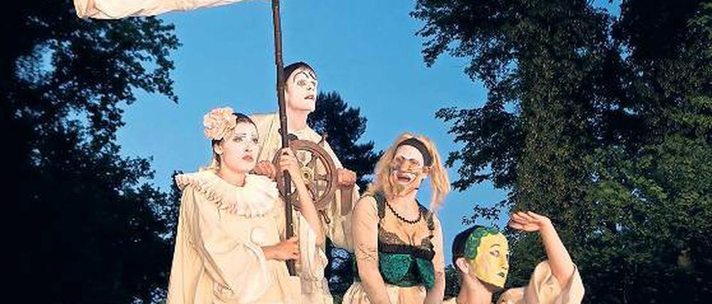 Tusch, Rauch, Gebüsch. Das Berliner Hexenkessel Hoftheater hat mit Voltaires „Candide“ das Heckentheater am Neuen Palais wiedereröffnet.