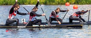 Im Endspurt vorbei. Peter Kretschmer und Kurt Kuschela (hinten von rechts) gewinnen hier in Posen das Zweiercanadier-Finale über 1000 Meter vor Tomasz Wylenzek und Stefan Holtz (vorn von rechts) und wahren damit ihre Chance auf das Olympia-Ticket nach London.