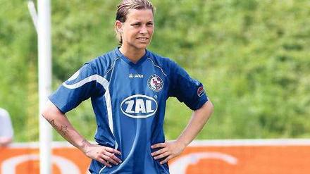 Zwei Schüsse, zwei Tore. Patricia Hanebeck – hier bei einem Freistoß am Sonntag in Duisburg – besorgte beide Tore zu Turbine Potsdams 2:0-Sieg beim FCR.