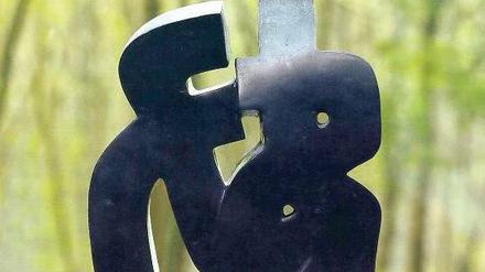 Abstrakt und bescheiden. Liu Yonggangs kalligraphische Jadefigur „Aiyong“ hat nur Tischformat – im Gegensatz zu den Skulpturen der deutschen Künstler.