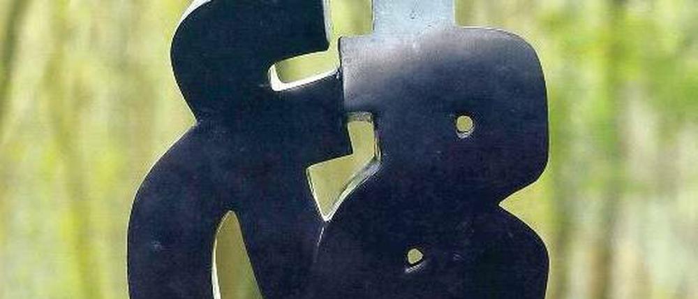 Abstrakt und bescheiden. Liu Yonggangs kalligraphische Jadefigur „Aiyong“ hat nur Tischformat – im Gegensatz zu den Skulpturen der deutschen Künstler.