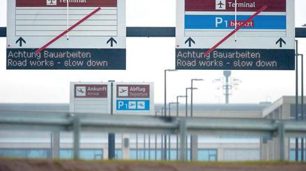Mit Umkehrschub. Die roten Balken auf den Info-Tafeln des neuen Flughafens Schönefeld müssen noch einige Monate kleben bleiben.