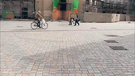 Teures Pflaster. Auf diesen Steinen dürfen maximal 7,5 Tonnen schwere Fahrzeuge fahren, sonst geht das Pflaster kaputt. Ü-Wagen wiegen aber bis zu 45 Tonnen.