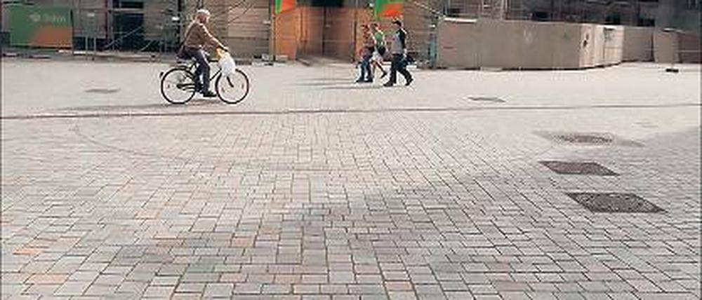 Teures Pflaster. Auf diesen Steinen dürfen maximal 7,5 Tonnen schwere Fahrzeuge fahren, sonst geht das Pflaster kaputt. Ü-Wagen wiegen aber bis zu 45 Tonnen.