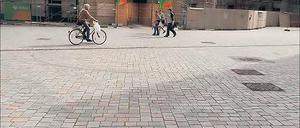 Teures Pflaster. Auf diesen Steinen dürfen maximal 7,5 Tonnen schwere Fahrzeuge fahren, sonst geht das Pflaster kaputt. Ü-Wagen wiegen aber bis zu 45 Tonnen.