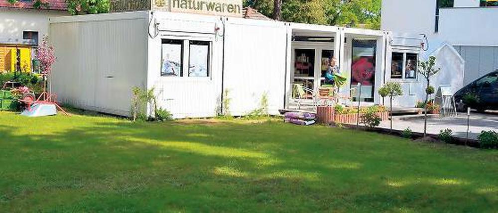 Ein Provisorium: Der Verkaufscontainer für Naturwaren.